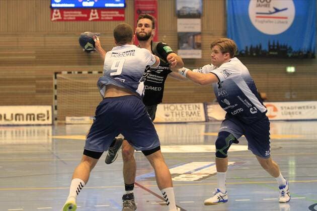 2.Bundesliga Handball VfL Luebeck-Schwartau - HC Elbflorenz 2006 14.09.2019, Hansehalle Luebeck, GER, VfL Luebeck-Schwartau - HC Elbflorenz 2006 im Bild picture shows Sebastian Greß Gress (HC Elbflorenz 2006) muss sich gegen Mex Raguse VfL Luebeck-Schwartau und Dadi Runarsson VfL Luebeck-Schwartau durchsetzen.