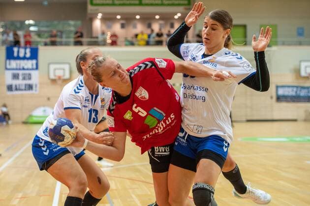 Saskia Lang (SV Union Halle) setzt sich am Kreis durch. Hier gegen Mie Norup Isaksen und Loes Vandewal (beide Lintfort) SV Union Halle-Neustadt (Wildcats) vs. TuS Lintfort Handball 2.Bundesliga - Saison 2019 2020 Copyright: xVIADATAx xHolgerxJohnx Halle Saale Sachsen-Anhalt Deutschland