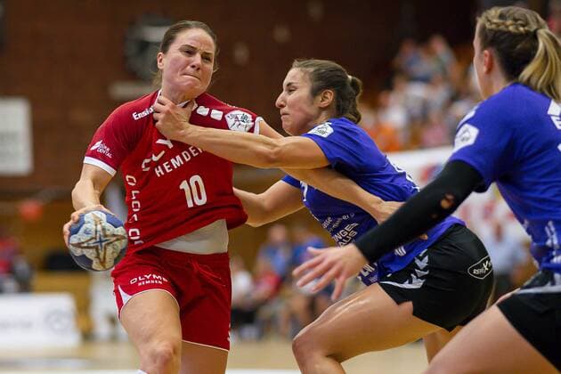 Bietigheim, Deutschland 14. September 2019: HBF - 19 20 - SG BBM Bietigheim vs. HSG Bad Wildungen Vipers v. li. im Zweikampf Anna Loerper (Bietigheim), Da Silva Pereira (Bad Wildungen) Bietigheim-Bissingen Halle am Viadukt Baden-Württemberg Deutschland