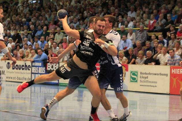 2.Bundesliga Handball VfL Luebeck-Schwartau - HC Elbflorenz 2006 14.09.2019, Hansehalle Luebeck, GER, VfL Luebeck-Schwartau - HC Elbflorenz 2006 im Bild picture shows Jonas Thümmler Thuemmler (HC Elbflorenz 2006) setzt sich gegen Martin Waschul VfL Luebeck-Schwartau und Janik Schrader VfL Luebeck-Schwartau durch.