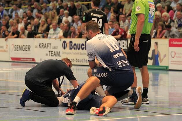 2.Bundesliga Handball VfL Luebeck-Schwartau - HC Elbflorenz 2006 14.09.2019, Hansehalle Luebeck, GER, VfL Luebeck-Schwartau - HC Elbflorenz 2006 im Bild picture shows Verletzt Verletzung Schmerzen. Fynn Ranke VfL Luebeck-Schwartau leigt am Boden und wird versorgt.