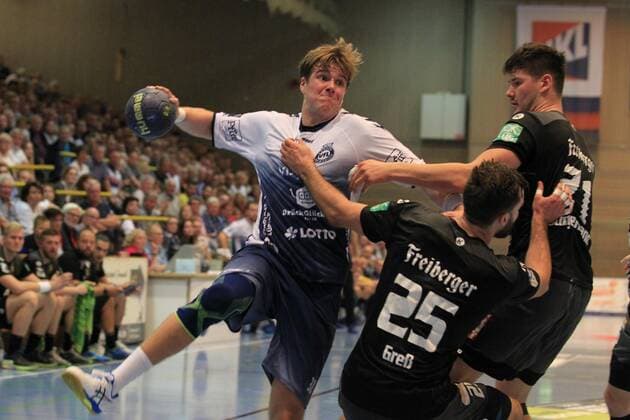 2.Bundesliga Handball VfL Luebeck-Schwartau - HC Elbflorenz 2006 14.09.2019, Hansehalle Luebeck, GER, VfL Luebeck-Schwartau - HC Elbflorenz 2006 im Bild picture shows Dadi Runarsson VfL Luebeck-Schwartau im Zweikampf gegen Sebastian Greß Gress (HC Elbflorenz 2006) und Philip Jungemann (HC Elbflorenz 2006).