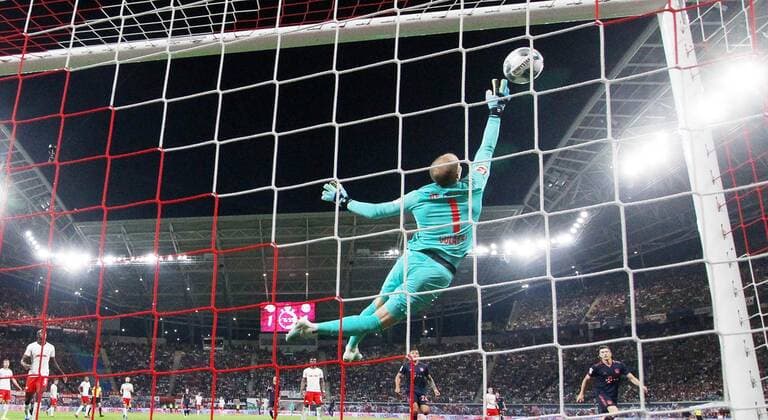 Sport Bilder des Tages RB Leipzig - Bayern Muenchen Fussball Bundesliga Leipzig, 14.09.2019, Red Bull Arena, Fussball, 1.Bundesliga, 4.Spieltag , RB Leipzig vs. FC Bayern München 1:1 (1:1) , Im Bild; Torwart Peter Gulacsi (1, RB Leipzig) pariert einen Münchner Ball. , Gemäß den Vorgaben der DFL Deutsche Fußball Liga ist es untersagt, in dem Stadion und oder vom Spiel angefertigte Fotoaufnahmen in Form von Sequenzbildern und oder videoähnlichen Fotostrecken zu verwerten bzw. verwerten zu lassen. , *** RB Leipzig Bayern Muenchen Fussball Bundesliga Leipzig, 14 09 2019, Red Bull Arena, Fussball, 1 Bundesliga, 4 Spieltag , RB Leipzig vs. FC Bayern München 1 1 1 1 , Im Bild Torwart Peter Gulacsi 1, RB Leipzig pariert einen Münchner Ball , According to the guidelines of the DFL Deutsche Fußball Liga it is forbidden to use or have used photos taken in the stadium and or the match in the form of sequence pictures and or video-like photo galleries,
