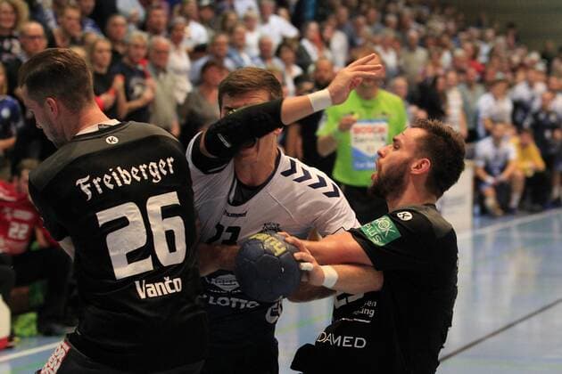 2.Bundesliga Handball VfL Luebeck-Schwartau - HC Elbflorenz 2006 14.09.2019, Hansehalle Luebeck, GER, VfL Luebeck-Schwartau - HC Elbflorenz 2006 im Bild picture shows Janik Schrader VfL Luebeck-Schwartau wird beim letzten Wurf von Marek Vanco (HC Elbflorenz 2006) und Sebastian Greß Gress (HC Elbflorenz 2006) gestoppt.