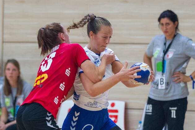 Mie Norup Isaksen (Lintfort) wird geblockt von Swantje Heimburg (Union Halle) (l.) Halle Erdgas Sportarena ST Deutschland