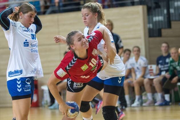 Nadine Smit (Union Halle) (M.) setzt sich durch gegen Loes Vandewal (Lintfort) (l.) und Becky van Nijf (Lintfort) (r.) Halle Erdgas Sportarena ST Deutschland