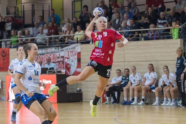 Sophie Lütke (Union Halle) bei einem Konter gegen Mie Norup Isaksen (Lintfort) (l.) Halle Erdgas Sportarena ST Deutschland