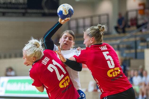 GER, Handball, Frauen, 2.Bundesliga, SV Union Halle-Neustadt gegen TuS Lintfort, 14.09.2019, Loes Vandewal (Lintfort) (M.) wird geblockt von Sophie Lütke (Union Halle) (l.) und Saskia Lang (Union Halle) (r.) Halle Erdgas Sportarena ST Deutschland