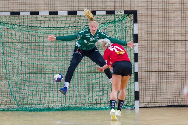 GER, Handball, Frauen, 2.Bundesliga, SV Union Halle-Neustadt gegen TuS Lintfort, 14.09.2019, Sophie Lütke (Union Halle) trifft vom Siebenmeterpunkt gegen Torfrau Laura Graf (Lintfort) Halle Erdgas Sportarena ST Deutschland