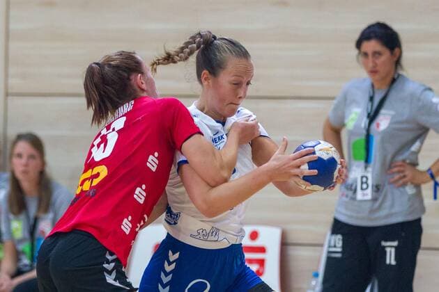 GER, Handball, Frauen, 2.Bundesliga, SV Union Halle-Neustadt gegen TuS Lintfort, 14.09.2019, Mie Norup Isaksen (Lintfort) wird geblockt von Swantje Heimburg (Union Halle) (l.) Halle Erdgas Sportarena ST Deutschland