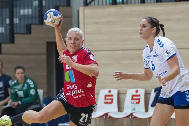 GER, Handball, Frauen, 2.Bundesliga, SV Union Halle-Neustadt gegen TuS Lintfort, 14.09.2019, Sophie Lütke (Union Halle) (l.) gegen Leonie Lambertz (Lintfort) (r.) Halle Erdgas Sportarena ST Deutschland
