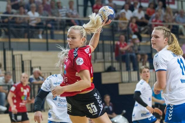 GER, Handball, Frauen, 2.Bundesliga, SV Union Halle-Neustadt gegen TuS Lintfort, 14.09.2019, Julia Redder (Union Halle) gegen Anika Henschel (Lintfort) (r.) Halle Erdgas Sportarena ST Deutschland
