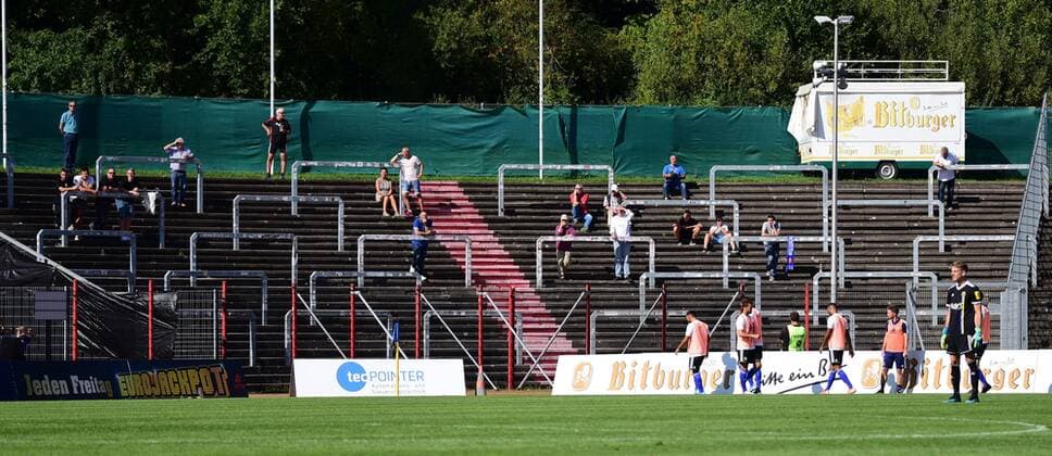 Fußball, Stadiongeschichte 1. FC Saarbrücken 14.09.2019, xmohx, Fussball Regionalliga Suedwest, 1.FC Saarbruecken - Bayern Alzenau emspor, v.l. Wenige fans aus Alzenau (DFL DFB REGULATIONS PROHIBIT ANY USE OF PHOTOGRAPHS as IMAGE SEQUENCES and or QUASI-VIDEO) Voelklingen