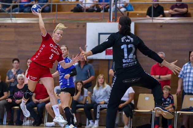 Bietigheim, Deutschland 14. September 2019: HBF - 19 20 - SG BBM Bietigheim vs. HSG Bad Wildungen Vipers v.li. Antje Lauenroth (Bietigheim), Torhueterin Manuela Brütsch Bruetsch (Bad Wildungen) Bietigheim-Bissingen Halle am Viadukt Baden-Württemberg Deutschland