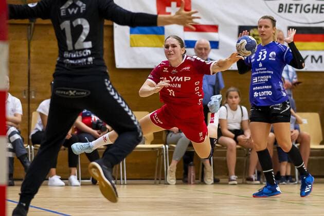 Bietigheim, Deutschland 14. September 2019: HBF - 19 20 - SG BBM Bietigheim vs. HSG Bad Wildungen Vipers v.li. Torhueterin Manuela Brütsch Bruetsch (Bad Wildungen), Laura van der Heijden (Bietigheim), Anna-Maria Spielvogel (Bad Wildungen) Bietigheim-Bissingen Halle am Viadukt Baden-Württemberg Deutschland
