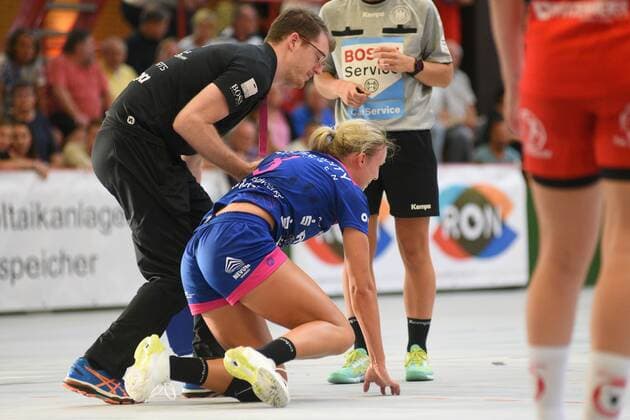 Max Schlegel (TusSies Metzingen Physiotherapeut) und Simone Petersen (TusSies Metzingen 8) TusSies Metzingen, Handball, HBF, Ligaspiel, 14.09.2019, Foto:TBaur Eibner Kurpfalz Baeren vs. TusSies Metzingen Ketsch Copyright: xEIBNER TobiasxBaurx EP_TBR