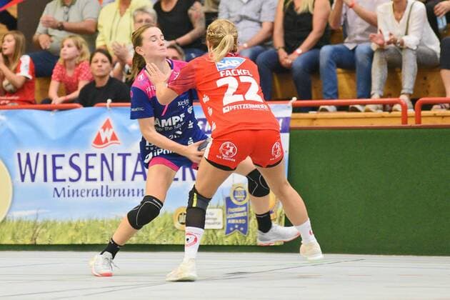 Bo van Wetering (TusSies Metzingen 7) gegen Saskia Fackel (Kurpfalz Baeren 22) TusSies Metzingen, Handball, HBF, Ligaspiel, 14.09.2019, Foto:TBaur Eibner Kurpfalz Baeren vs. TusSies Metzingen Ketsch Copyright: xEIBNER TobiasxBaurx EP_TBR