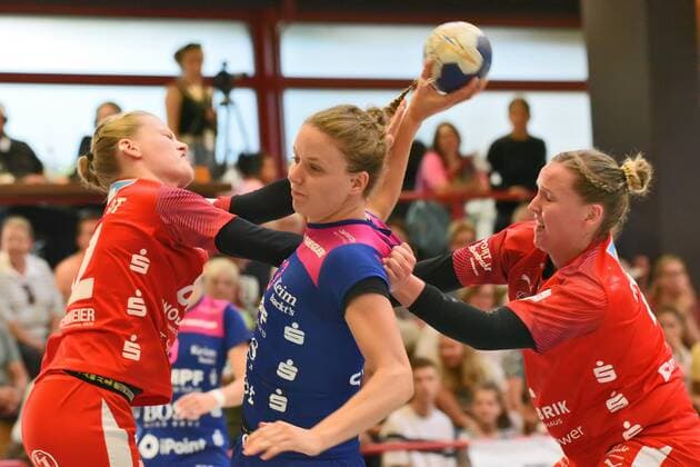 Cara Hartstock (TusSies Metzingen 23) gegen Rebecca Engelhardt (Kurpfalz Baeren 82) und Lena Feiniler (Kurpfalz Baeren 9) TusSies Metzingen, Handball, HBF, Ligaspiel, 14.09.2019, Foto:TBaur Eibner Kurpfalz Baeren vs. TusSies Metzingen Ketsch Copyright: xEIBNER TobiasxBaurx EP_TBR