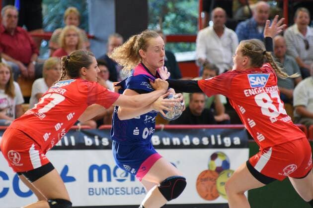 Maren Weigel (TusSies Metzingen 22) gegen Carmen Moser (Kurpfalz Baeren 77) und Rebecca Engelhardt (Kurpfalz Baeren 82) TusSies Metzingen, Handball, HBF, Ligaspiel, 14.09.2019, Foto:TBaur Eibner Kurpfalz Baeren vs. TusSies Metzingen Ketsch Copyright: xEIBNER TobiasxBaurx EP_TBR
