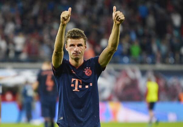 Fußball-Bundesliga 2019 2020, 4. Spieltag, RB Leipzig gegen FC Bayern München am 14.09.2019 Thomas Mueller (Haengende Spitze Muenchen, Rueckennummer 25) bedankt sich mit erhobenen Daumen bei den Fans nach dem Bundesliga-Spiel RB Leipzig gegen FC Bayern München (14.09.2019) Leipzig Sachsen Deutschland Red-Bull Arena