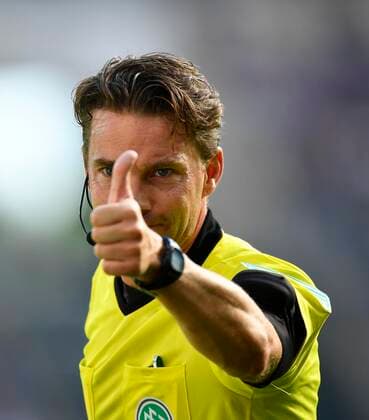 Bilder des Jahres 2019, Sport 09 September Sport Themen der Woche KW37 Schiedsrichter Guido Winkmann Gestik, Geste Daumen hoch TSG 1899 Hoffenheim vs SC Freiburg 15.00.2019 DFL REGULATIONS PROHIBIT ANY USE OF PHOTOGRAPHS AS IMAGE SEQUENCES AND OR QUASI-VIDEO TSG 1899 Hoffenheim vs SC Freiburg *** Referee Guido Winkmann Gestik, Gesture Thumb High TSG 1899 Hoffenheim vs SC Freiburg 15 00 2019 DFL REGULATIONS PROHIBIT ANY USE OF PHOTOGRAPHS AS IMAGE SEQUENCES AND OR QUASI VIDEO TSG 1899 Hoffenheim vs SC Freiburg