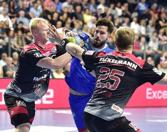 15.09.2019 - Handball - 1. Bundesliga DKB HBL - Saison 2019 2020 - 05. Spieltag: HC Erlangen Metropolregion Nürnberg HCE - TBV Lemgo Lippe - OGo - Sebastian Firnhaber (18, HC Erlangen HCE ) Tim Suton (23, TBV Lemgo ) Jan Schäffer (25, HC Erlangen HCE )