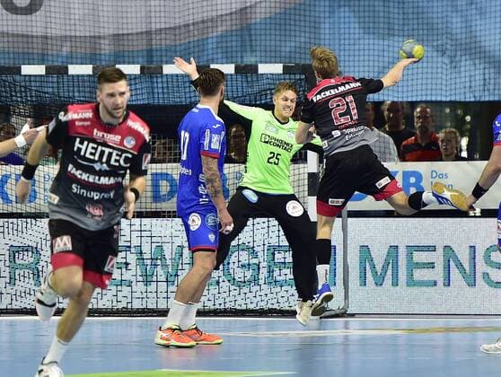 15.09.2019 - Handball - 1. Bundesliga DKB HBL - Saison 2019 2020 - 05. Spieltag: HC Erlangen Metropolregion Nürnberg HCE - TBV Lemgo Lippe - OGo - Peter Johannesson (25, TBV Lemgo ) Christopher Bissel (21, HC Erlangen HCE )
