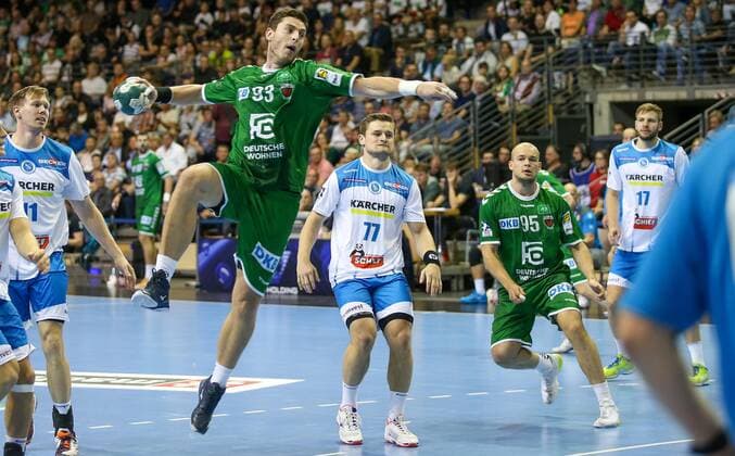 15.09.2019, Handball, 1.Bundesliga, 5.Spieltag, Füchse Berlin - TVB Stuttgart, Max-Schmeling-Halle. Berlins Mijajlo Marsenic (2.v.l) wirft den Ball auf das Tor. Handball - 1.Bundesliga - Füchse Berlin - TVB Stuttgart