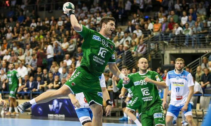 15.09.2019, Handball, 1.Bundesliga, 5.Spieltag, Füchse Berlin - TVB Stuttgart, Max-Schmeling-Halle. Berlins Mijajlo Marsenic (l) wirft den Ball auf das Tor. Handball - 1.Bundesliga - Füchse Berlin - TVB Stuttgart