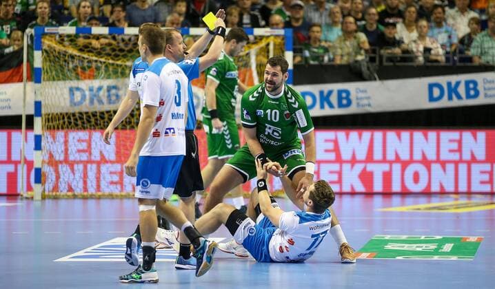 15.09.2019, Handball, 1.Bundesliga, 5.Spieltag, Füchse Berlin - TVB Stuttgart, Max-Schmeling-Halle. Berlins Jakov Gojun (2.v.r) erhält die Gelbe Karte. Handball - 1.Bundesliga - Füchse Berlin - TVB Stuttgart