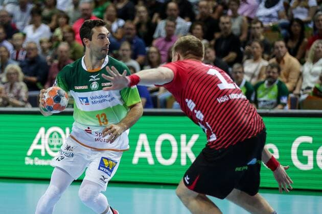 Deutschland,Wetzlar, Rittal-Arena, 15.09.2019, Handball,1. Liqui Moly HBL Bundesliga, 5.Spieltag, HSG Wetzlar - HSG Nordhorn-Lingen Bild: v.li.Filip Mirkulovski (HSG Wetzlar, 13),Luca de Boer (Nordhorn-Lingen, 19) Copyright: HMBxMedia ThomasxJäger