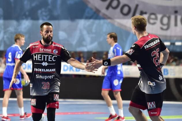15.09.2019 - Handball - 1. Bundesliga DKB HBL - Saison 2019 2020 - 05. Spieltag: HC Erlangen Metropolregion Nürnberg HCE - TBV Lemgo Lippe - OGo - Florian von Gruchalla (36, HC Erlangen HCE ) Jan Schäffer (25, HC Erlangen HCE ) - klatschen ab