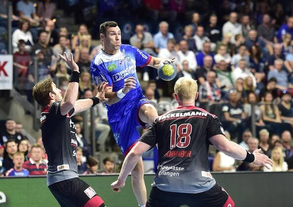 15.09.2019 - Handball - 1. Bundesliga DKB HBL - Saison 2019 2020 - 05. Spieltag: HC Erlangen Metropolregion Nürnberg HCE - TBV Lemgo Lippe - OGo - Michael Haaß Haass (13, HC Erlangen HCE ) Isaias Guardiola (7, TBV Lemgo ) Sebastian Firnhaber (18, HC Erlangen HCE )