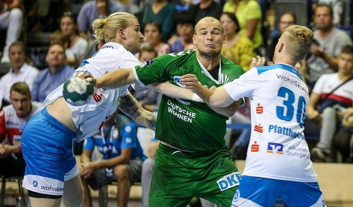 15.09.2019, Handball, 1.Bundesliga, 5.Spieltag, Füchse Berlin - TVB Stuttgart, Max-Schmeling-Halle. Berlins Paul Drux (M) kämpft sich durch die Abwehr von Sascha Pfattheicher (l) und Elvar Asgeirsson von TVB Stuttgart Handball - 1.Bundesliga - Füchse Berlin - TVB Stuttgart