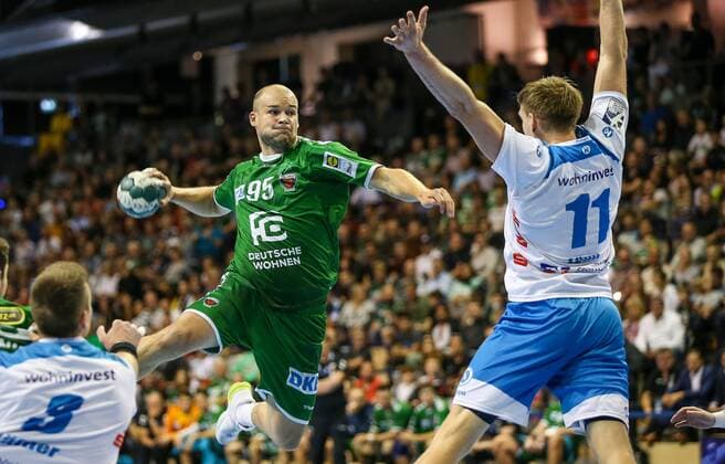 15.09.2019, Handball, 1.Bundesliga, 5.Spieltag, Füchse Berlin - TVB Stuttgart, Max-Schmeling-Halle. Berlins Paul Drux (l) wirft den Ball auf das Tor. Handball - 1.Bundesliga - Füchse Berlin - TVB Stuttgart