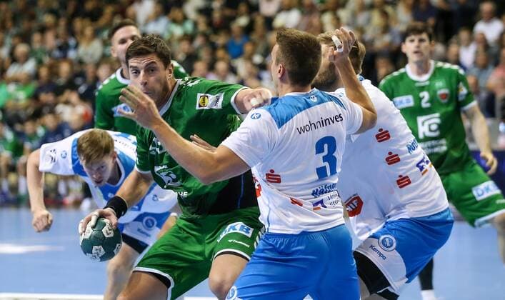 15.09.2019, Handball, 1.Bundesliga, 5.Spieltag, Füchse Berlin - TVB Stuttgart, Max-Schmeling-Halle. Berlins Mijajlo Marsenic (l) kämpft gegen Max Häfner von TVB Stuttgart. Handball - 1.Bundesliga - Füchse Berlin - TVB Stuttgart