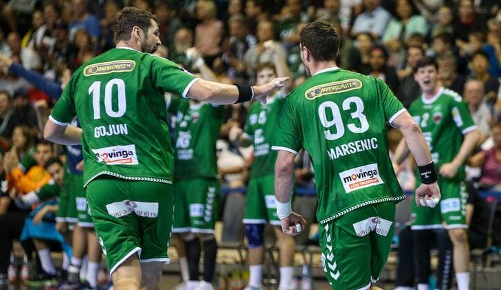 15.09.2019, Handball, 1.Bundesliga, 5.Spieltag, Füchse Berlin - TVB Stuttgart, Max-Schmeling-Halle. Berlins Jakov Gojun und Teamkollege Mijajlo Marsenic (r) klatschen sich nach einem Tor ab. Handball - 1.Bundesliga - Füchse Berlin - TVB Stuttgart