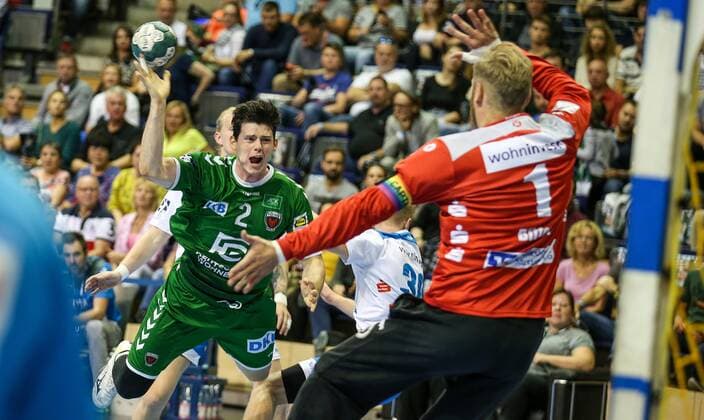 15.09.2019, Handball, 1.Bundesliga, 5.Spieltag, Füchse Berlin - TVB Stuttgart, Max-Schmeling-Halle. Berlins Martin Ziemer (l) wirft den Ball auf das Tor von Johannes Bitter von TVB Stuttgart. Handball - 1.Bundesliga - Füchse Berlin - TVB Stuttgart