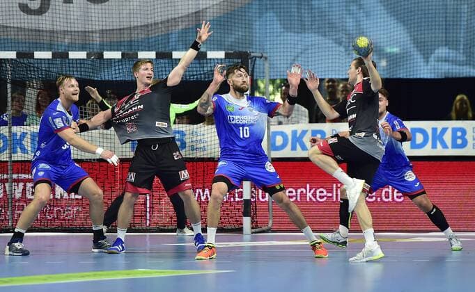 15.09.2019 - Handball - 1. Bundesliga DKB HBL - Saison 2019 2020 - 05. Spieltag: HC Erlangen Metropolregion Nürnberg HCE - TBV Lemgo Lippe - OGo - Jan Schäffer (25, HC Erlangen HCE ) Fabian van Olphen (10, TBV Lemgo ) Johannes Sellin (5, HC Erlangen HCE )