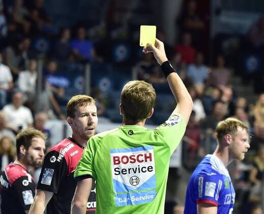 15.09.2019 - Handball - 1. Bundesliga DKB HBL - Saison 2019 2020 - 05. Spieltag: HC Erlangen Metropolregion Nürnberg HCE - TBV Lemgo Lippe - OGo - Nikolai Link (33, HC Erlangen HCE ) gelbe Karte Gelb