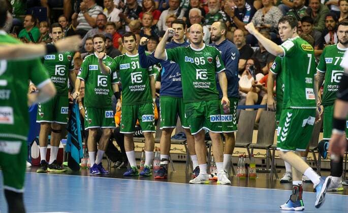 15.09.2019, Handball, 1.Bundesliga, 5.Spieltag, Füchse Berlin - TVB Stuttgart, Max-Schmeling-Halle. Ersatzspieler der Füchse Berlin jubeln nach Tor von der Seitenlinie aus. Handball - 1.Bundesliga - Füchse Berlin - TVB Stuttgart