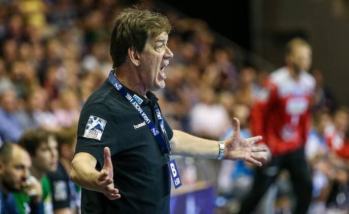 15.09.2019, Handball, 1.Bundesliga, 5.Spieltag, Füchse Berlin - TVB Stuttgart, Max-Schmeling-Halle. Berlins Trainer Velimir Petkovic steht gestikulierend am Spielfeldrand. Handball - 1.Bundesliga - Füchse Berlin - TVB Stuttgart