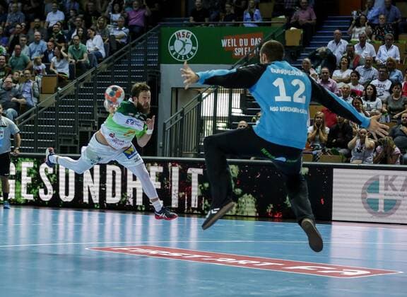 Deutschland,Wetzlar, Rittal-Arena, 15.09.2019, Handball,1. Liqui Moly HBL Bundesliga, 5.Spieltag, HSG Wetzlar - HSG Nordhorn-Lingen Bild: v.li.Maximilian Holst (HSG Wetzlar, 22) wirft auf das Tor von Torwart: Bjoern Buhrmester (Nordhorn-Lingen, 12) Copyright: HMBxMedia ThomasxJäger