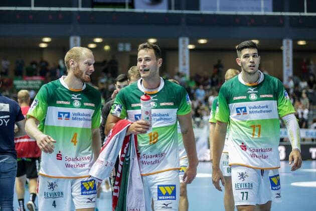 Deutschland,Wetzlar, Rittal-Arena, 15.09.2019, Handball,1. Liqui Moly HBL Bundesliga, 5.Spieltag, HSG Wetzlar - HSG Nordhorn-Lingen Bild: v.li.Stefan Kneer (HSG Wetzlar, 4),Nils Torbruegge (HSG Wetzlar, 18),Stefan Cavor (HSG Wetzlar, 77) gehen entspannt in die Halbzeit Copyright: HMBxMedia ThomasxJäger