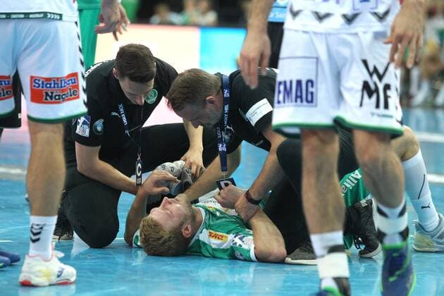 SC DHfK Leipzig vs. FA Goeppingen, Liqui Moly HBL, 15.09.19 Handball, 1. Bundesliga, Saison 2019 2020, 5. Spieltag: SC DHfK Leipzig vs. FRISCH AUF Goeppingen am 15.09.19 in der Arena Leipzig. Im Bild: Philipp WEBER ( 20, SC DHfK Leipzig) verletzt am Boden, Behandlung Copyright: xBEAUTIFULxSPORTS JanxKaeferx