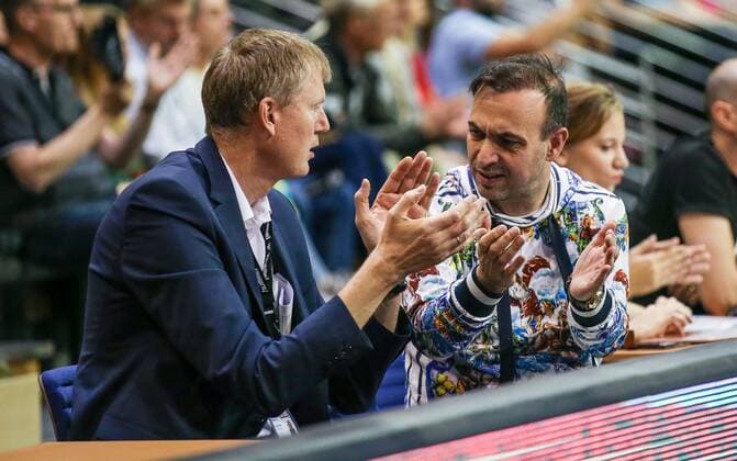 15.09.2019, Handball, 1.Bundesliga, 5.Spieltag, Füchse Berlin - TVB Stuttgart, Max-Schmeling-Halle. Geschäftsführer der Füchse Berlin Bob Hanning (r) sitzt klatschend am Spielfeldrand. Handball - 1.Bundesliga - Füchse Berlin - TVB Stuttgart