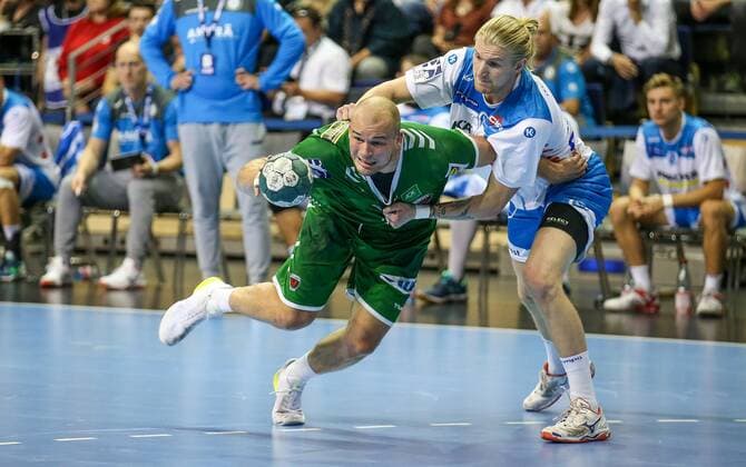 15.09.2019, Handball, 1.Bundesliga, 5.Spieltag, Füchse Berlin - TVB Stuttgart, Max-Schmeling-Halle. Berlins Paul Drux (l) wird festgemacht von Elvar Asgeirsson von TVB Stuttgart. Handball - 1.Bundesliga - Füchse Berlin - TVB Stuttgart