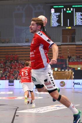 Handball 2. Handball Bundesliga 2019 2020 - Handball Sportverein Hamburg vs. TSV Bayer Dormagen Tobias Schimmelbauer (Hamburg) im Sprungwurf aufs Tor . Sporthalle Alsterdorf Hamburg Foto: Frank Schoof