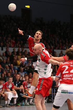 Handball 2. Handball Bundesliga 2019 2020 - Handball Sportverein Hamburg vs. TSV Bayer Dormagen Lukas Ossenkopp (Hamburg) im Zweikmapf mit Markus Fuchs (Hamm) . Sporthalle Alsterdorf Hamburg Foto: Frank Schoof