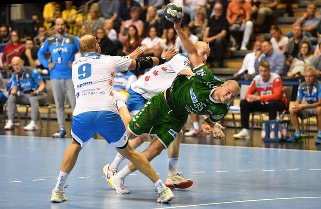 Paul Drux (Füchse) beim Wurf, r, hinten Elvar Asgeirsson (Stuttgart), vorne Manuel Späth (Stuttgart), Füchse Berlin - TVB Stuttgart 1. Bundesliga, DKB-Handballbundesliga, 2019 2020 Herren, Männer, Maenner, Handball, Deutschland, Germany, Max-Schmeling-Halle Berlin, 15.9.2019